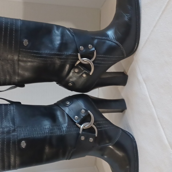 Harley Davidson calf heigth, 3.5 in heeled boots Sz 7 with a pewter belt accent. - Picture 8 of 11